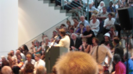 Klausens Foto Seriello Juergen Nimptsch bei der Erffnung der Ausstellung "Der Westen leuchtet", im Kunstmuseum Bonn