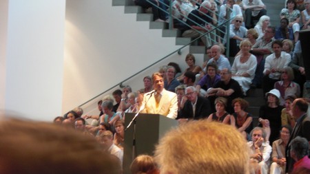Klausens Foto Seriello Juergen Nimptsch bei der Erffnung der Ausstellung "Der Westen leuchtet", im Kunstmuseum Bonn