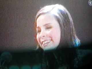 SERIELLO von KLAUSENS zu LENA MEYER-LANDRUT, als sie am 12.3.2010 2 Lieder singt. Insgesamt wird sie 4 x mal singen, in diesem Finale von "Unser Star fr Oslo"