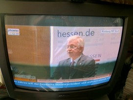 Klausens FOTO live (am Fernseher) von der Pressekonferenz Roland Koch 25. Mai 2010, bei der er seinen Rcktritt als Ministerprsident von Hessen bekanntgibt.