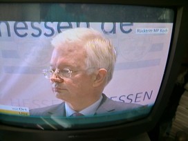 Klausens FOTO live (am Fernseher) von der Pressekonferenz Roland Koch 25. Mai 2010, bei der er seinen Rcktritt als Ministerprsident von Hessen bekanntgibt.