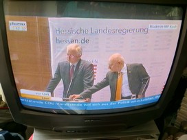 Klausens FOTO live (am Fernseher) von der Pressekonferenz Roland Koch 25. Mai 2010, bei der er seinen Rcktritt als Ministerprsident von Hessen bekanntgibt.