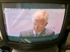 Klausens FOTO live (am Fernseher) von der Pressekonferenz Roland Koch 25. Mai 2010, bei der er seinen Rcktritt als Ministerprsident von Hessen bekanntgibt.