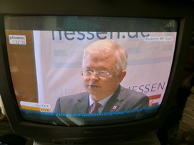 Klausens FOTO live (am Fernseher) von der Pressekonferenz Roland Koch 25. Mai 2010, bei der er seinen Rcktritt als Ministerprsident von Hessen bekanntgibt.