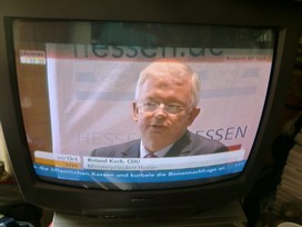 Klausens FOTO live (am Fernseher) von der Pressekonferenz Roland Koch 25. Mai 2010, bei der er seinen Rcktritt als Ministerprsident von Hessen bekanntgibt.