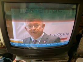 Klausens FOTO live (am Fernseher) von der Pressekonferenz Roland Koch 25. Mai 2010, bei der er seinen Rcktritt als Ministerprsident von Hessen bekanntgibt.