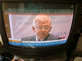 Klausens FOTO live (am Fernseher) von der Pressekonferenz Roland Koch 25. Mai 2010, bei der er seinen Rcktritt als Ministerprsident von Hessen bekanntgibt.