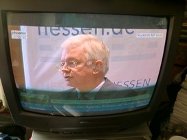 Klausens FOTO live (am Fernseher) von der Pressekonferenz Roland Koch 25. Mai 2010, bei der er seinen Rcktritt als Ministerprsident von Hessen bekanntgibt.