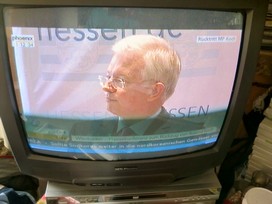 Klausens FOTO live (am Fernseher) von der Pressekonferenz Roland Koch 25. Mai 2010, bei der er seinen Rcktritt als Ministerprsident von Hessen bekanntgibt.