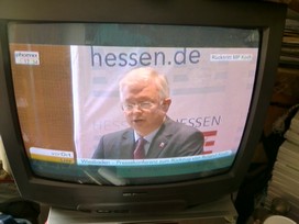 Klausens FOTO live (am Fernseher) von der Pressekonferenz Roland Koch 25. Mai 2010, bei der er seinen Rücktritt als Ministerpräsident von Hessen bekanntgibt.