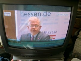 Klausens FOTO live (am Fernseher) von der Pressekonferenz Roland Koch 25. Mai 2010, bei der er seinen Rcktritt als Ministerprsident von Hessen bekanntgibt.