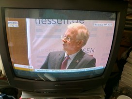 Klausens FOTO live (am Fernseher) von der Pressekonferenz Roland Koch 25. Mai 2010, bei der er seinen Rcktritt als Ministerprsident von Hessen bekanntgibt.