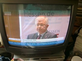 Klausens FOTO live (am Fernseher) von der Pressekonferenz Roland Koch 25. Mai 2010, bei der er seinen Rcktritt als Ministerprsident von Hessen bekanntgibt.