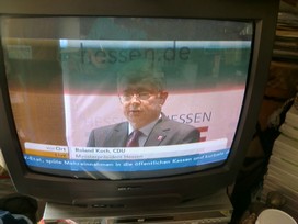 Klausens FOTO live (am Fernseher) von der Pressekonferenz Roland Koch 25. Mai 2010, bei der er seinen Rcktritt als Ministerprsident von Hessen bekanntgibt.