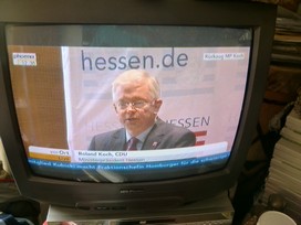 Klausens FOTO live (am Fernseher) von der Pressekonferenz Roland Koch 25. Mai 2010, bei der er seinen Rcktritt als Ministerprsident von Hessen bekanntgibt.