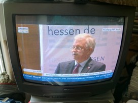 Klausens FOTO live (am Fernseher) von der Pressekonferenz Roland Koch 25. Mai 2010, bei der er seinen Rcktritt als Ministerprsident von Hessen bekanntgibt.