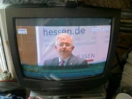 Klausens FOTO live (am Fernseher) von der Pressekonferenz Roland Koch 25. Mai 2010, bei der er seinen Rcktritt als Ministerprsident von Hessen bekanntgibt.