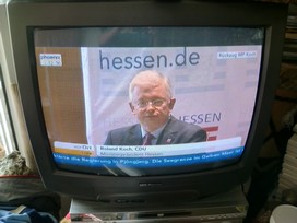 Klausens FOTO live (am Fernseher) von der Pressekonferenz Roland Koch 25. Mai 2010, bei der er seinen Rcktritt als Ministerprsident von Hessen bekanntgibt.