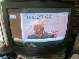 Klausens FOTO live (am Fernseher) von der Pressekonferenz Roland Koch 25. Mai 2010, bei der er seinen Rcktritt als Ministerprsident von Hessen bekanntgibt.