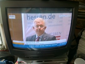 Klausens FOTO live (am Fernseher) von der Pressekonferenz Roland Koch 25. Mai 2010, bei der er seinen Rcktritt als Ministerprsident von Hessen bekanntgibt.