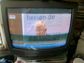 Klausens FOTO live (am Fernseher) von der Pressekonferenz Roland Koch 25. Mai 2010, bei der er seinen Rcktritt als Ministerprsident von Hessen bekanntgibt.