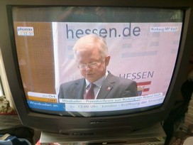 Klausens FOTO live (am Fernseher) von der Pressekonferenz Roland Koch 25. Mai 2010, bei der er seinen Rcktritt als Ministerprsident von Hessen bekanntgibt.