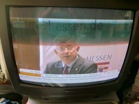 Klausens FOTO live (am Fernseher) von der Pressekonferenz Roland Koch 25. Mai 2010, bei der er seinen Rcktritt als Ministerprsident von Hessen bekanntgibt.