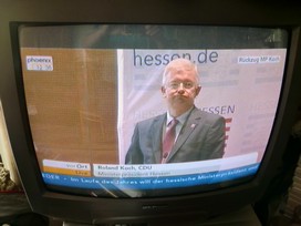 Klausens FOTO live (am Fernseher) von der Pressekonferenz Roland Koch 25. Mai 2010, bei der er seinen Rcktritt als Ministerprsident von Hessen bekanntgibt.