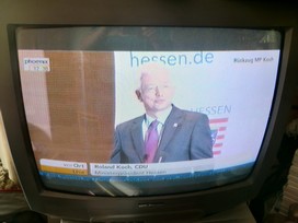 Klausens FOTO live (am Fernseher) von der Pressekonferenz Roland Koch 25. Mai 2010, bei der er seinen Rcktritt als Ministerprsident von Hessen bekanntgibt.