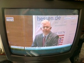 Klausens FOTO live (am Fernseher) von der Pressekonferenz Roland Koch 25. Mai 2010, bei der er seinen Rcktritt als Ministerprsident von Hessen bekanntgibt.