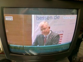 Klausens FOTO live (am Fernseher) von der Pressekonferenz Roland Koch 25. Mai 2010, bei der er seinen Rücktritt als Ministerpräsident von Hessen bekanntgibt.
