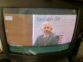 Klausens FOTO live (am Fernseher) von der Pressekonferenz Roland Koch 25. Mai 2010, bei der er seinen Rcktritt als Ministerprsident von Hessen bekanntgibt.