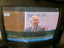 Klausens FOTO live (am Fernseher) von der Pressekonferenz Roland Koch 25. Mai 2010, bei der er seinen Rcktritt als Ministerprsident von Hessen bekanntgibt.