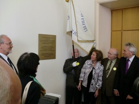 Beate und Serge Klarsfeld und andere und Medien unmittelbar nach der Enthuellung der Gedenktafel zum Lischka-Prozess im Gericht in Kln am Appellhofplatz im Eingang zum Saal 101, in welchem der Prozess stattgefunden hat. Foto von Klausens, 28.5.2010. Copyright