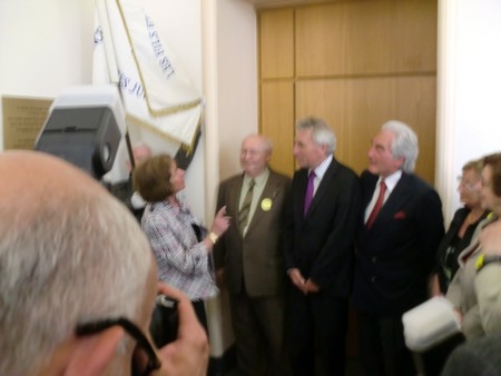 Beate und Serge Klarsfeld und andere und Medien unmittelbar nach der Enthuellung der Gedenktafel zum Lischka-Prozess im Gericht in Kln am Appellhofplatz im Eingang zum Saal 101, in welchem der Prozess stattgefunden hat. Foto von Klausens, 28.5.2010. Copyright