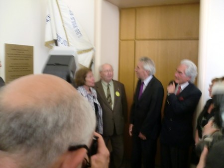 Beate und Serge Klarsfeld und andere und Medien unmittelbar nach der Enthuellung der Gedenktafel zum Lischka-Prozess im Gericht in Kln am Appellhofplatz im Eingang zum Saal 101, in welchem der Prozess stattgefunden hat. Foto von Klausens, 28.5.2010. Copyright