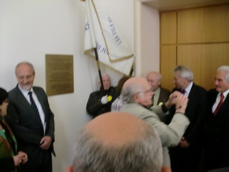 Beate und Serge Klarsfeld und andere und Medien unmittelbar nach der Enthuellung der Gedenktafel zum Lischka-Prozess im Gericht in Kln am Appellhofplatz im Eingang zum Saal 101, in welchem der Prozess stattgefunden hat. Foto von Klausens, 28.5.2010. Copyright