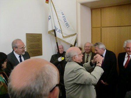 Beate und Serge Klarsfeld und andere und Medien unmittelbar nach der Enthuellung der Gedenktafel zum Lischka-Prozess im Gericht in Kln am Appellhofplatz im Eingang zum Saal 101, in welchem der Prozess stattgefunden hat. Foto von Klausens, 28.5.2010. Copyright