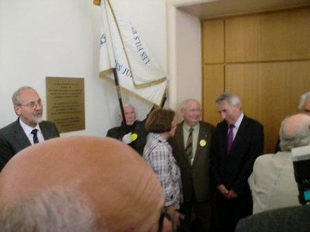 Beate und Serge Klarsfeld und andere und Medien unmittelbar nach der Enthuellung der Gedenktafel zum Lischka-Prozess im Gericht in Kln am Appellhofplatz im Eingang zum Saal 101, in welchem der Prozess stattgefunden hat. Foto von Klausens, 28.5.2010. Copyright