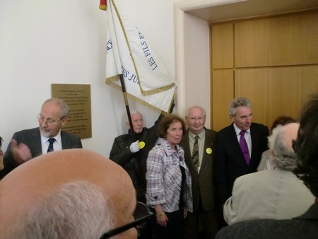 Beate und Serge Klarsfeld und andere und Medien unmittelbar nach der Enthuellung der Gedenktafel zum Lischka-Prozess im Gericht in Kln am Appellhofplatz im Eingang zum Saal 101, in welchem der Prozess stattgefunden hat. Foto von Klausens, 28.5.2010. Copyright