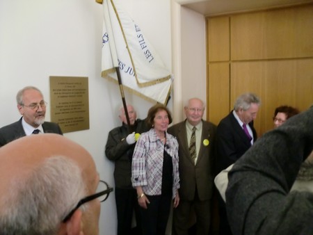 Beate und Serge Klarsfeld und andere und Medien unmittelbar nach der Enthuellung der Gedenktafel zum Lischka-Prozess im Gericht in Kln am Appellhofplatz im Eingang zum Saal 101, in welchem der Prozess stattgefunden hat. Foto von Klausens, 28.5.2010. Copyright