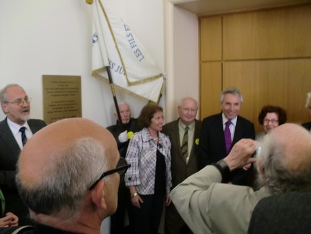 Beate und Serge Klarsfeld und andere und Medien unmittelbar nach der Enthuellung der Gedenktafel zum Lischka-Prozess im Gericht in Kln am Appellhofplatz im Eingang zum Saal 101, in welchem der Prozess stattgefunden hat. Foto von Klausens, 28.5.2010. Copyright