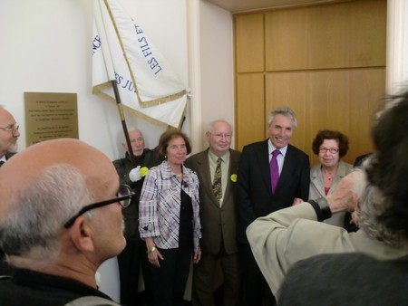 Beate und Serge Klarsfeld und andere und Medien unmittelbar nach der Enthuellung der Gedenktafel zum Lischka-Prozess im Gericht in Kln am Appellhofplatz im Eingang zum Saal 101, in welchem der Prozess stattgefunden hat. Foto von Klausens, 28.5.2010. Copyright