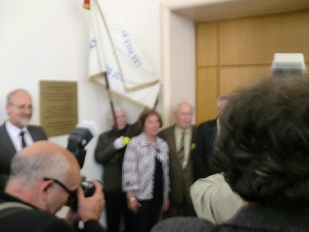 Beate und Serge Klarsfeld und andere und Medien unmittelbar nach der Enthuellung der Gedenktafel zum Lischka-Prozess im Gericht in Kln am Appellhofplatz im Eingang zum Saal 101, in welchem der Prozess stattgefunden hat. Foto von Klausens, 28.5.2010. Copyright