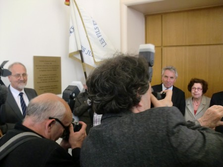 Beate und Serge Klarsfeld und andere und Medien unmittelbar nach der Enthuellung der Gedenktafel zum Lischka-Prozess im Gericht in Kln am Appellhofplatz im Eingang zum Saal 101, in welchem der Prozess stattgefunden hat. Foto von Klausens, 28.5.2010. Copyright