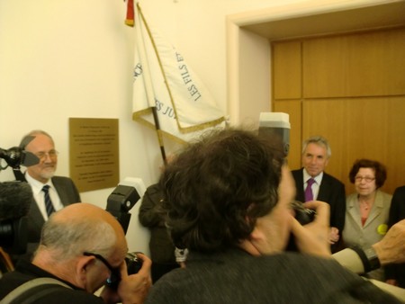 Beate und Serge Klarsfeld und andere und Medien unmittelbar nach der Enthuellung der Gedenktafel zum Lischka-Prozess im Gericht in Kln am Appellhofplatz im Eingang zum Saal 101, in welchem der Prozess stattgefunden hat. Foto von Klausens, 28.5.2010. Copyright