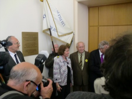 Beate und Serge Klarsfeld und andere und Medien unmittelbar nach der Enthuellung der Gedenktafel zum Lischka-Prozess im Gericht in Kln am Appellhofplatz im Eingang zum Saal 101, in welchem der Prozess stattgefunden hat. Foto von Klausens, 28.5.2010. Copyright