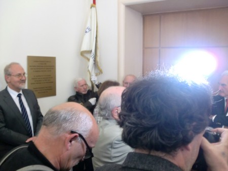 Beate und Serge Klarsfeld und andere und Medien unmittelbar nach der Enthuellung der Gedenktafel zum Lischka-Prozess im Gericht in Kln am Appellhofplatz im Eingang zum Saal 101, in welchem der Prozess stattgefunden hat. Foto von Klausens, 28.5.2010. Copyright