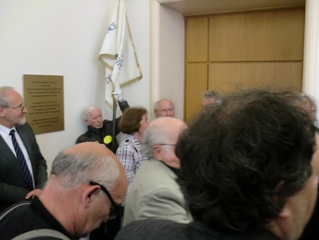 Beate und Serge Klarsfeld und andere und Medien unmittelbar nach der Enthuellung der Gedenktafel zum Lischka-Prozess im Gericht in Kln am Appellhofplatz im Eingang zum Saal 101, in welchem der Prozess stattgefunden hat. Foto von Klausens, 28.5.2010. Copyright