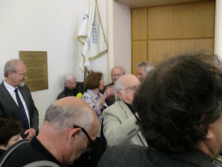 Beate und Serge Klarsfeld und andere und Medien unmittelbar nach der Enthuellung der Gedenktafel zum Lischka-Prozess im Gericht in Kln am Appellhofplatz im Eingang zum Saal 101, in welchem der Prozess stattgefunden hat. Foto von Klausens, 28.5.2010. Copyright